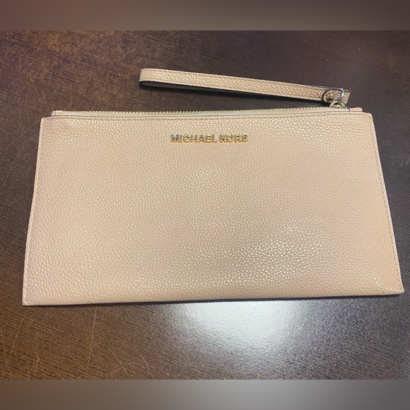 Michael Kors Jet Set Light Pink Large Clutch Wristlet - Picture 2 of 9